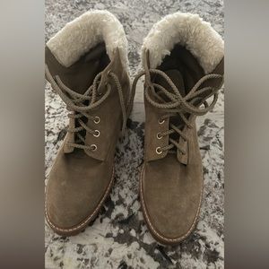 Ladies suede boots